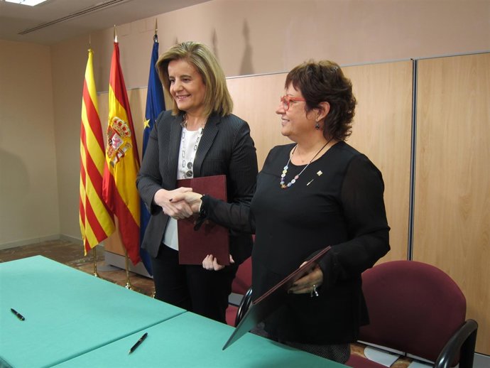 La ministra Fátima Báñez y la consellera Dolors Bassa