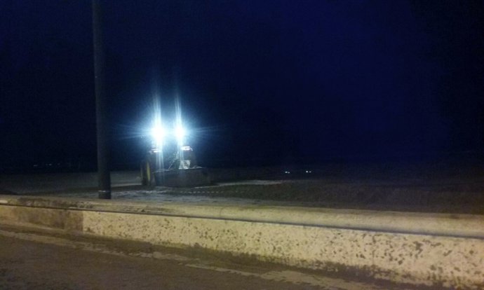 El Ayuntamiento inicia la limpieza de las playas del norte de Valencia