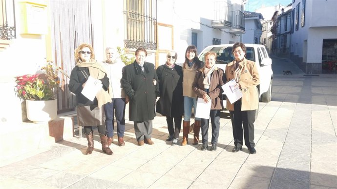 Dolores Martínez ha acudido a la clausura del Taller de Pintura en Bayarque.