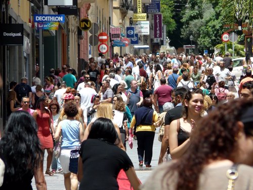 Gente paseando por la calle