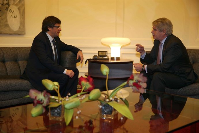 Alfonso Dastis y Carles Puigdemont en el foro euromediterráneo en Barcelona