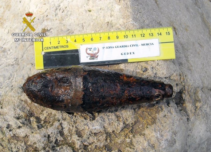Imagen de la granada de mortero hallada en la rambla