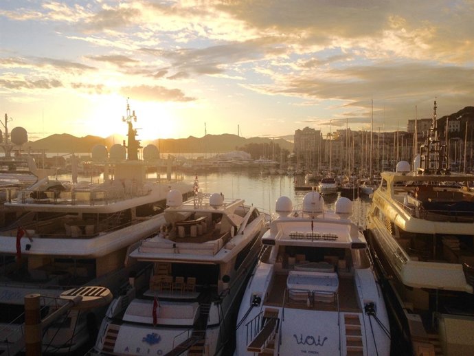 Atardecer en el puerto deportivo de Banús.