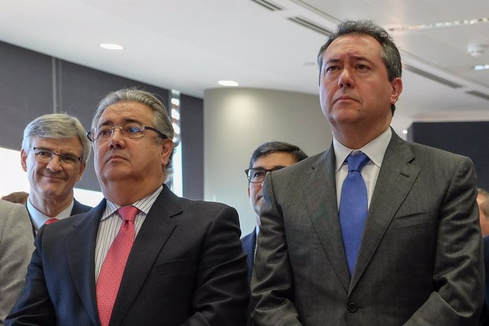Juan Ignacio Zoido y Juan Espadas en la inauguración de las oficinas de Deloitte