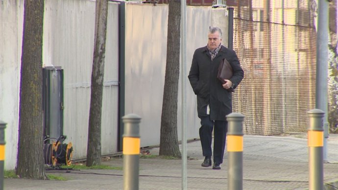 Bárcenas y su esposa llegan a la sede de la AN