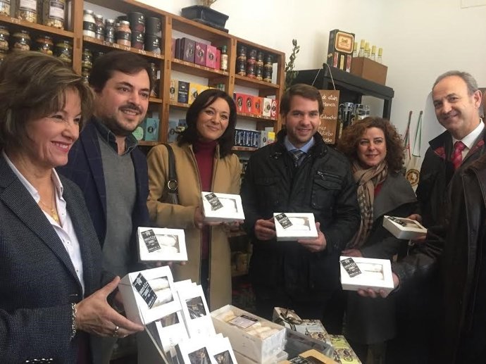 Crespín (centro) realiza una visita al Centro Comercial Abierto de Cabra