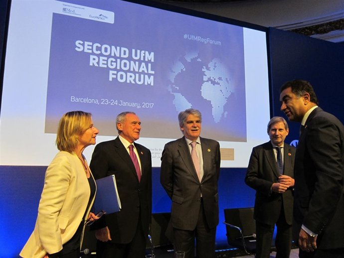 Delphine Borione, Pietro Grasso, Alfonso Dastis, Johannes Hahn y F. Sijilmassi
