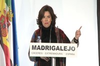 Sáenz de Santamaría dice que "lo que es de todos" se decide "entre todos"