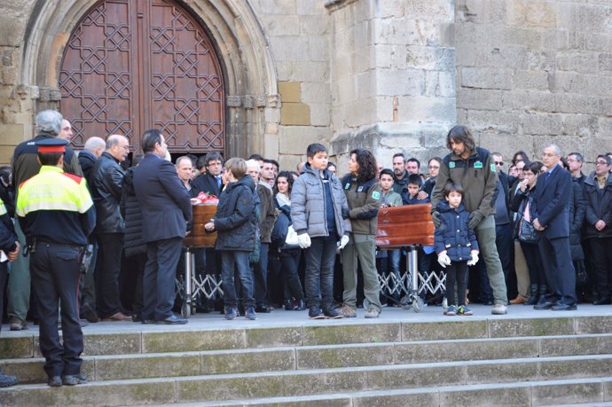 Carles Puigdemont asiste al funeral de los agentes rurales asesinados en Aspa
