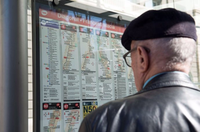 Un pasajero mira el mapa de un autobús de TMB en Barcelona