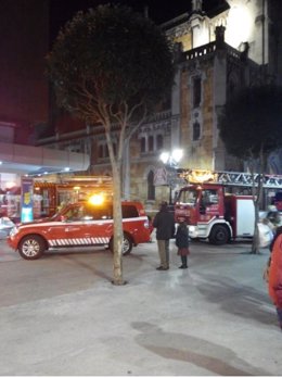 Bomberos de Oviedo acuden a un incendio en la zona de Salesas. 