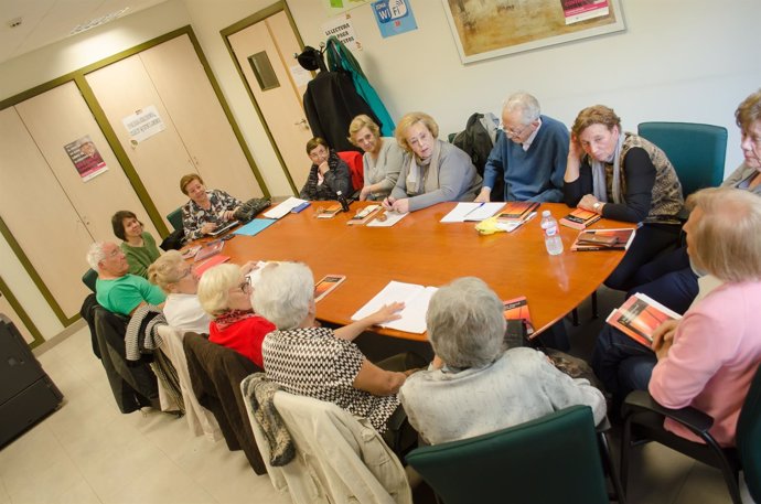 Personas mayores, reunión de jubilados, charlas de jubilados, lectura