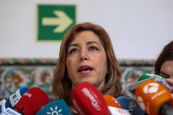 Susana Díaz atiende a los periodistas este martes en Sevilla