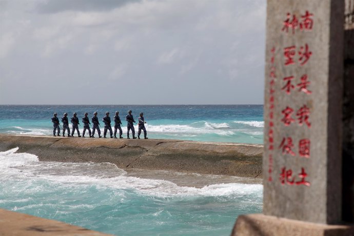 Soldados chinos en las islas Spratly