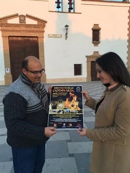 Gómez observa el cartel del evento