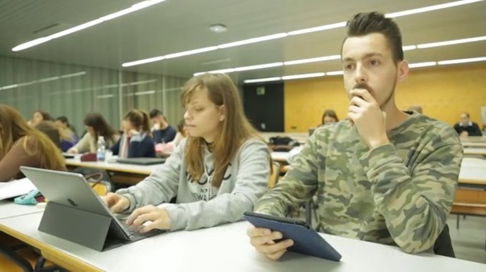 Alumnos utilizando la app Ability Connect