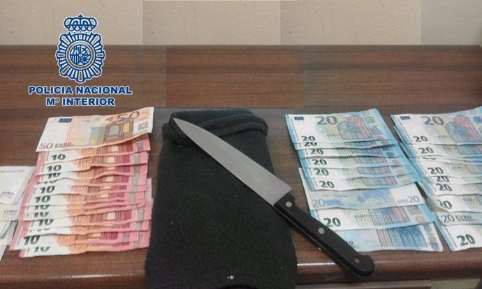 El cuchillo y el dinero incautado por la Policía Nacional tras la detención