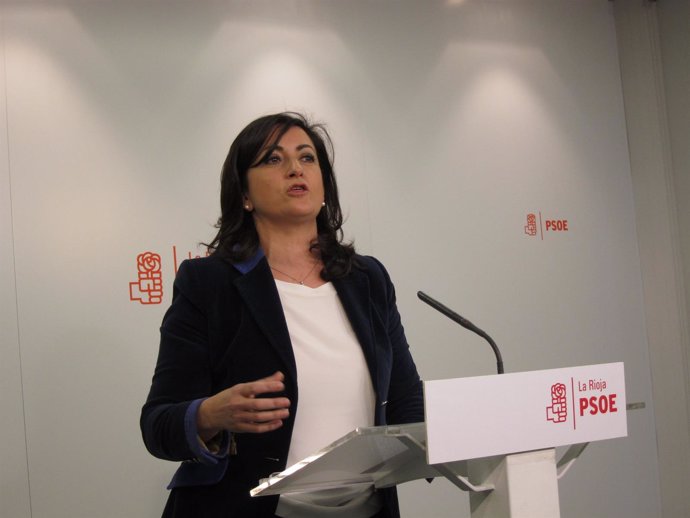 La portavoz del PSOE en el Parlamento Concha Andreu analiza plantaciones viñedo