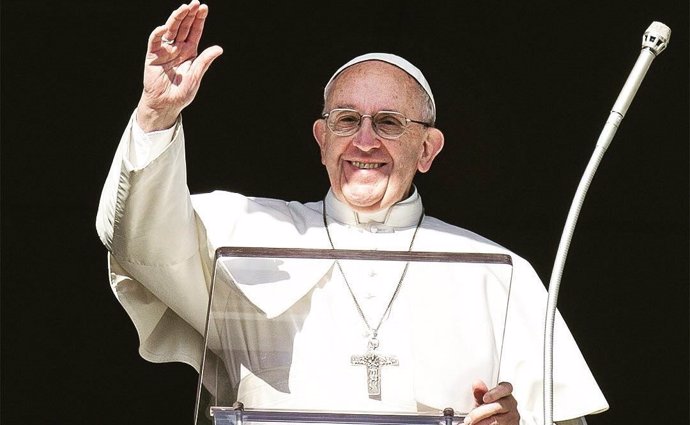 El Papa Francisco saluda en una imagen de su cuenta de Instagram