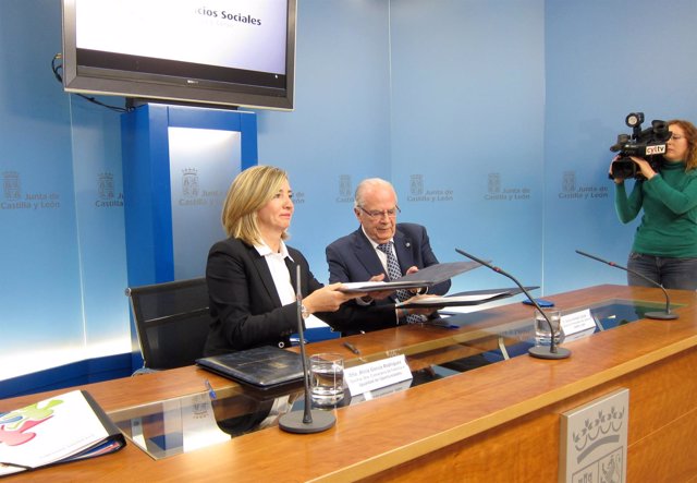 Alicia García y Javier Amoedo firman el convenio sobre RGC