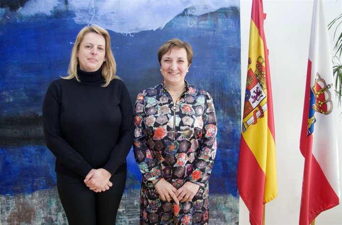 La consejera  Mª Luisa Real y la alcaldesa de Entrambasaguas Mª Jesús Susinos