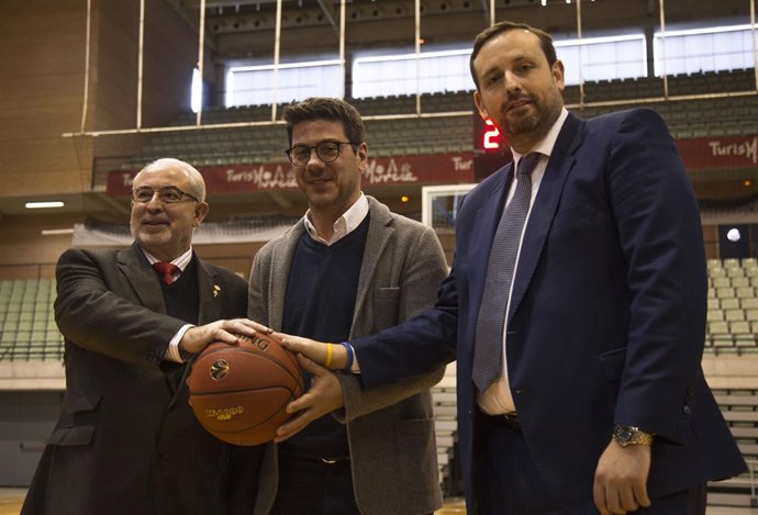 José Luis Mendoza y Alejadro Gómez con Fotis Katsikaris