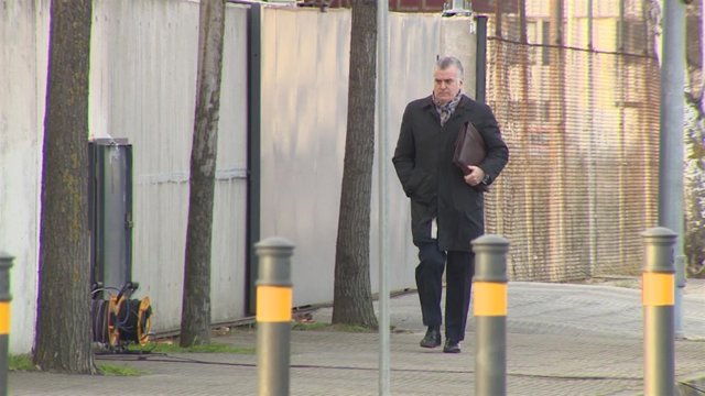 Bárcenas y su esposa llegan a la sede de la AN