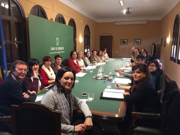 Crespín (centro), durante el encuentro con las entidades