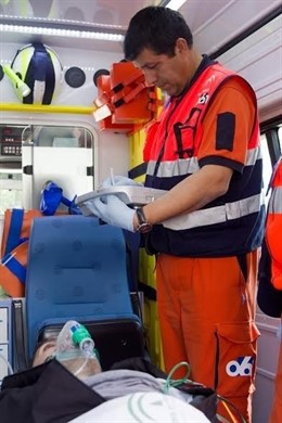 Un sanitario del 061 presta servicio a un ciudadano