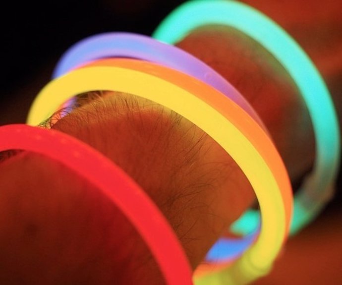 Qué son las pulseras luminosas y cómo se utilizan?