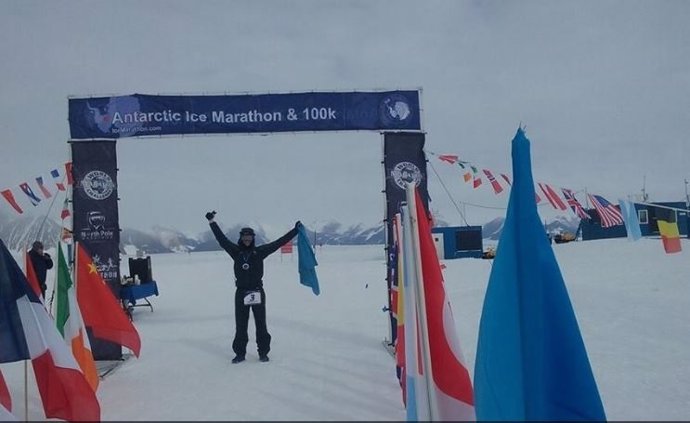 Fernando González, al llegar a meta en la 'Antartic Ice 100K'.