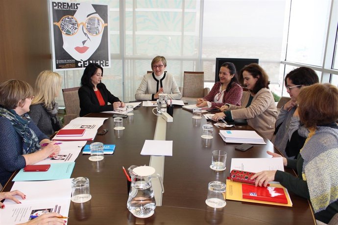 Salvador mantiene una reunión con cargos de su departamento 