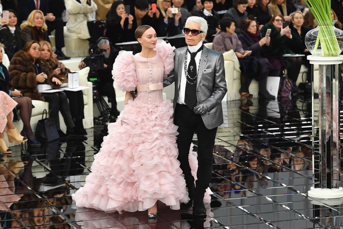  Lily-Rose Depp Y Karl Lagerfeld
