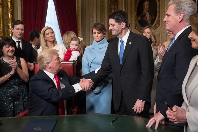 Trump y Ryan se estrechan la mano