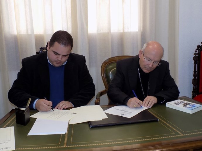 El alcalde de Martos y el obispo de Jaén firman el convenio.
