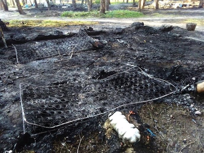 Un incendio destruye 43 chabolas en un asentamiento de Moguer (Huelva).