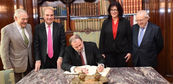 J.Gay de Montellà (Fomento del Trabajo) y el embajador de Cuba en España E.Mtnz.
