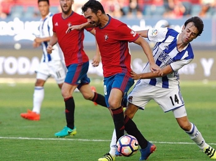 Rubén Pardo, de la Real Sociedad, le arrebata un balón a Miguel de las Cuevas