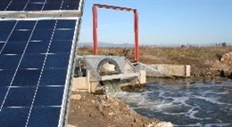 Placas solares y sistema de bombeo en la laguna de l'Encanyissada