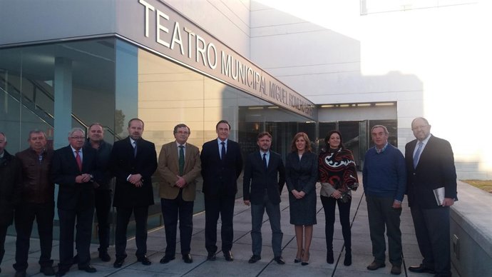 Fiscal (centro) antes del inicio del acto