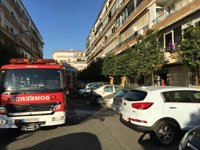 Sucesos.- Intoxicadas por humo 12 personas en el incendio de un piso en Alcosa