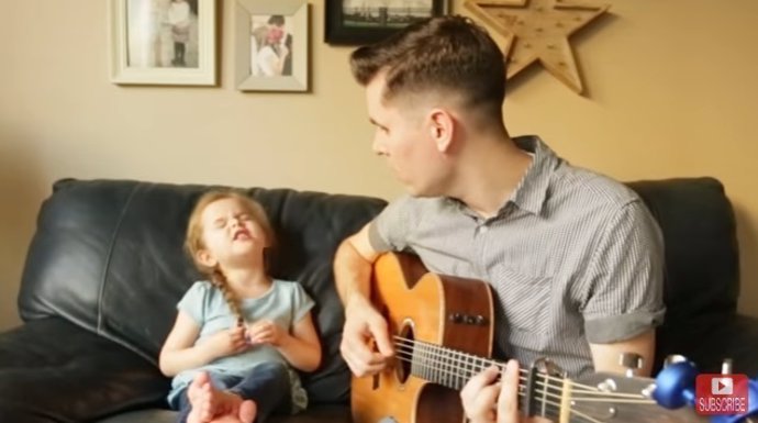 Niña de 4 años canta la canción de Toy Story con su padre