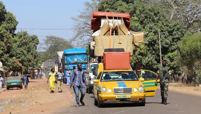 Fila de coches en la frontera entre Gambia y Senegal