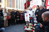 Carmena quiere rodear el monumento de 'El abrazo' con un jardín: “Acabará habiéndolo”