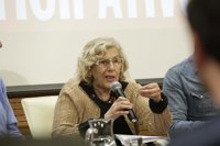 Carmena cree que “la humanidad está mejorando”, pese a Trump, y cree, como Obama, que “se volverá a ver el sol”