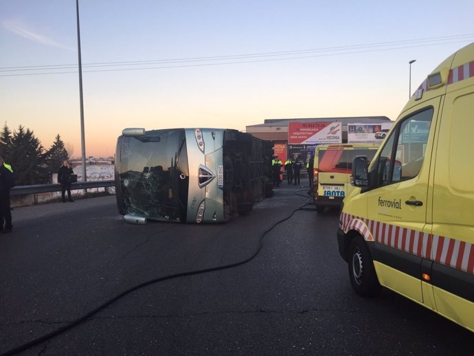 Vuelca un autobús escolar en Fuenlabrada