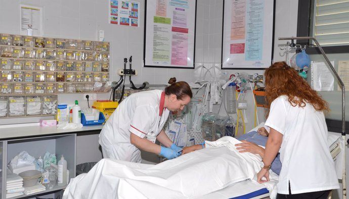 Un paciente es atendido en el Servicio de Urgencias del Hospital de La Ribera