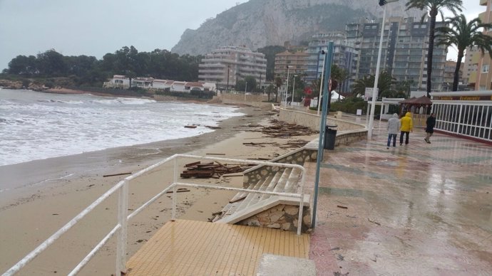 Efectos del temporal en el paseo con el Penyal d'Ifach al fondo