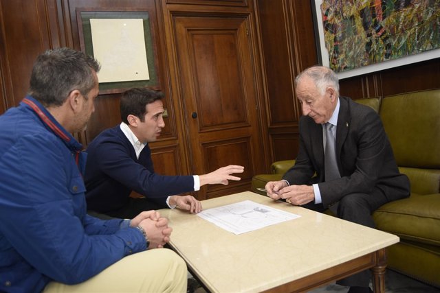 El presidente Gabriel Amat ha firmado el contrato de obras con Los Gallardos.