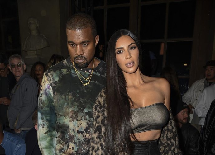 Kanye west y kim kardashian en la semana de la moda de parís